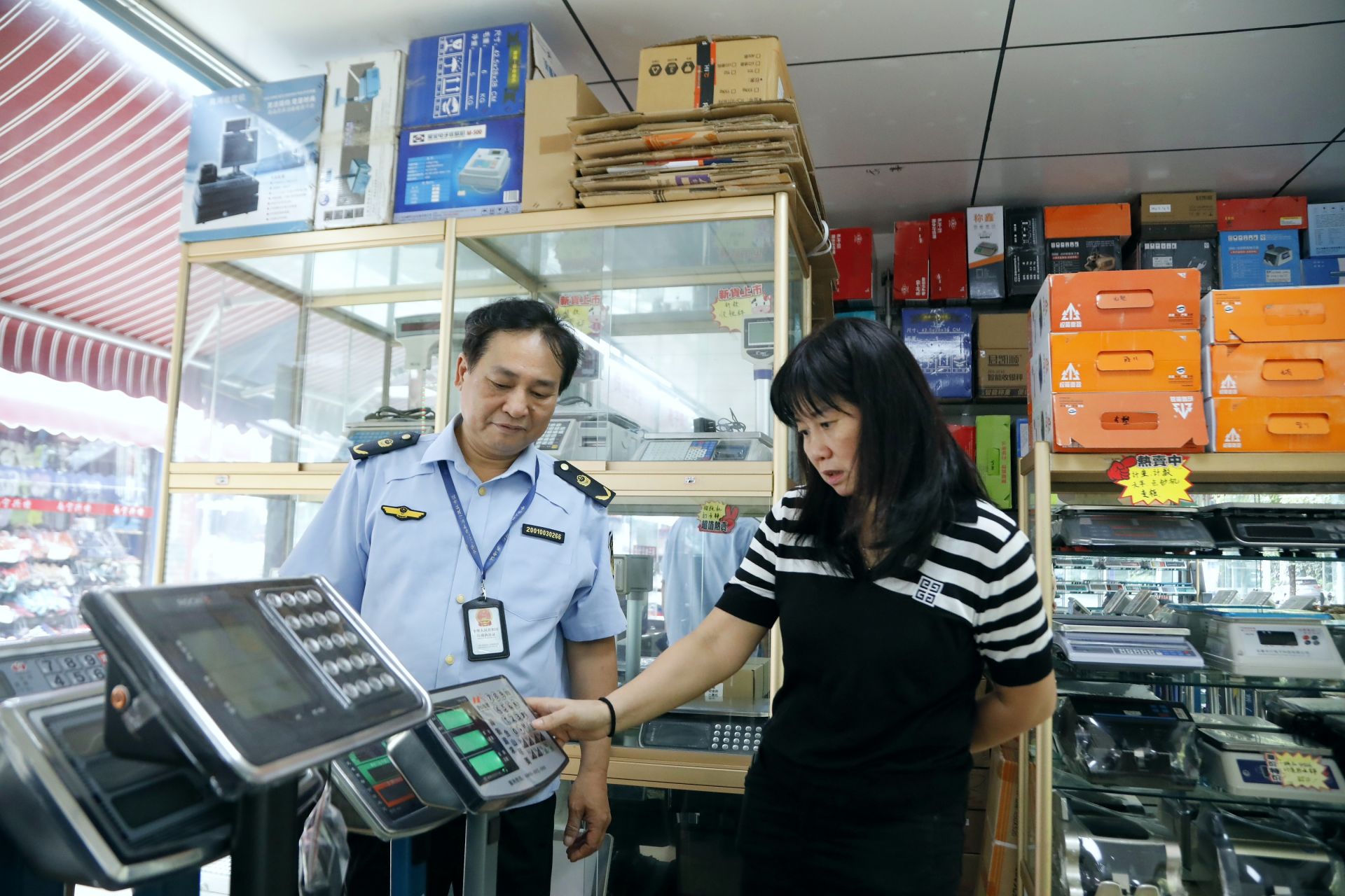 南宁市市场监管局开展电子产品销售领域电子计价秤突击检查，筑牢市场诚信防线